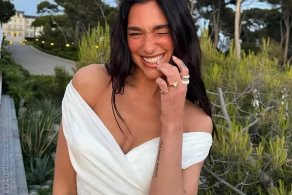 Dua Lipa Diduga Dilamar dengan Cincin Chunky: Tren Baru Cincin Lamaran 2025